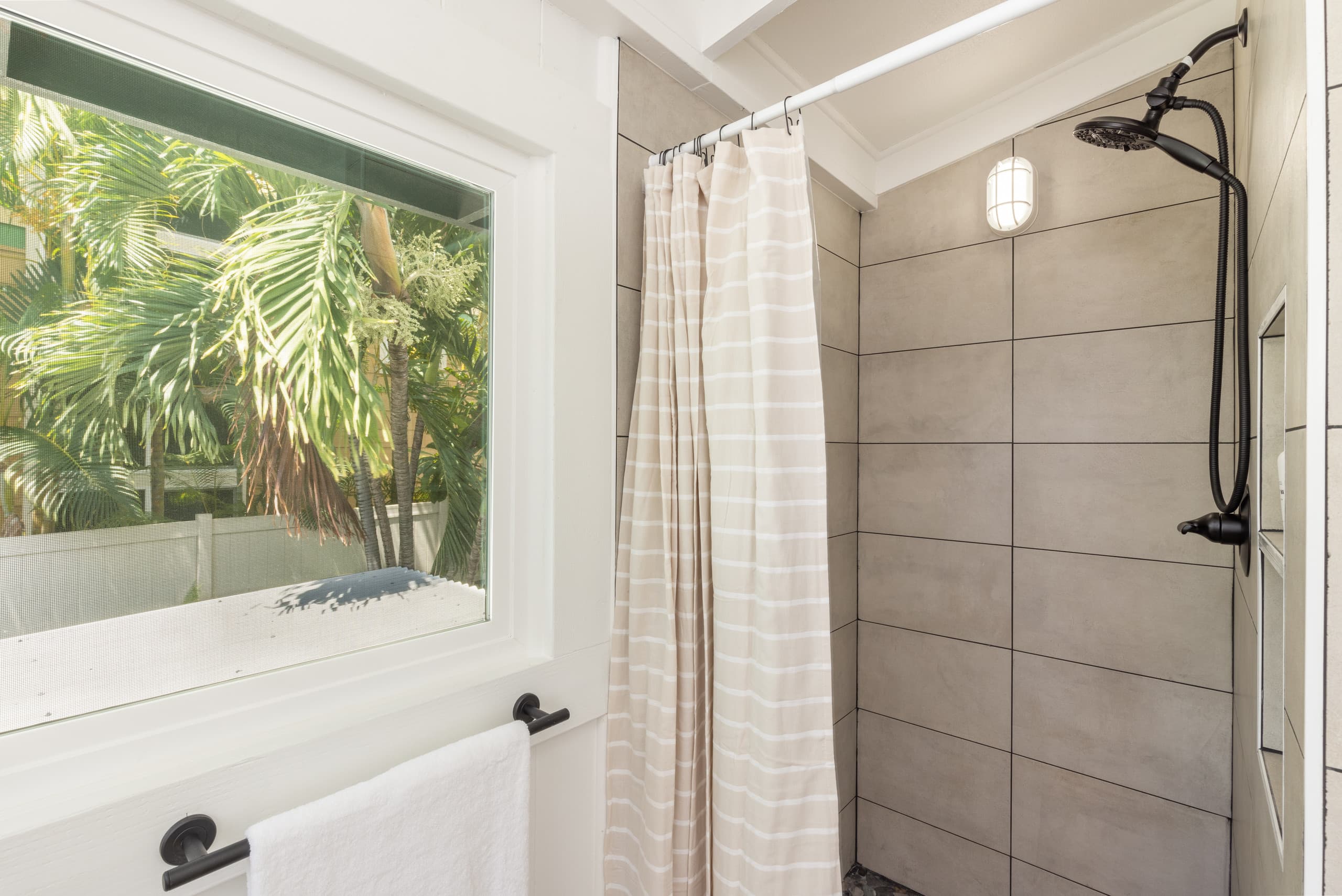 Home in Kailua-Kona · ★4.91 · 2 bedrooms · 4 beds · 2.5 baths - Image 12