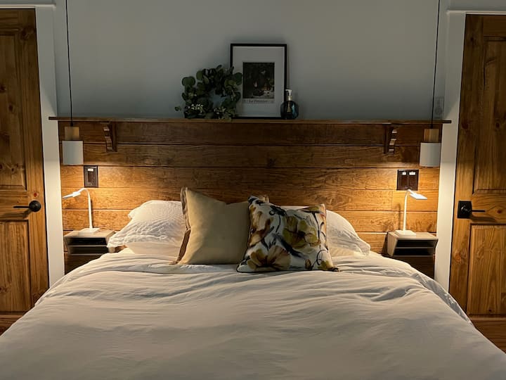 Основната спалня е близо до жилищното помещение 