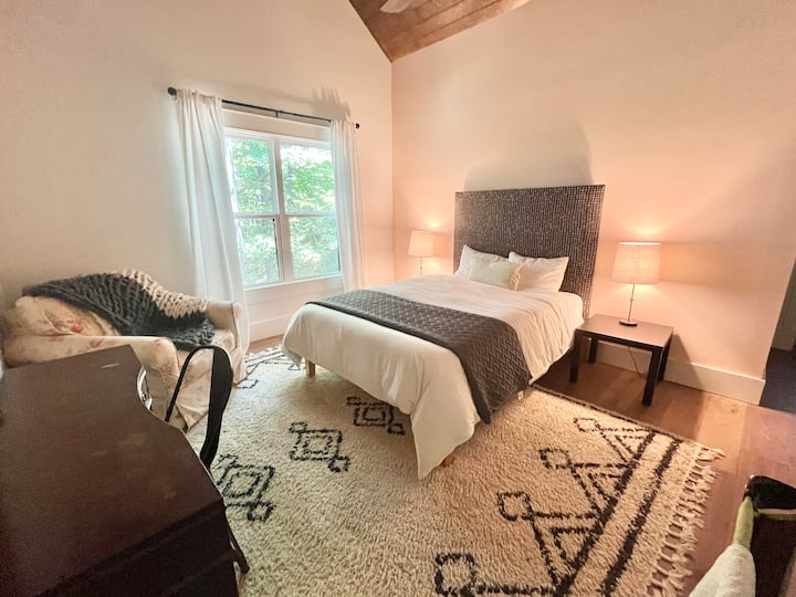 BR 2 (queen) се намира на 2 - ри етаж и разполага с пакет - н - плей и „килер за спане“ с легла за 4 деца. Има също бюро и стол за работа. 