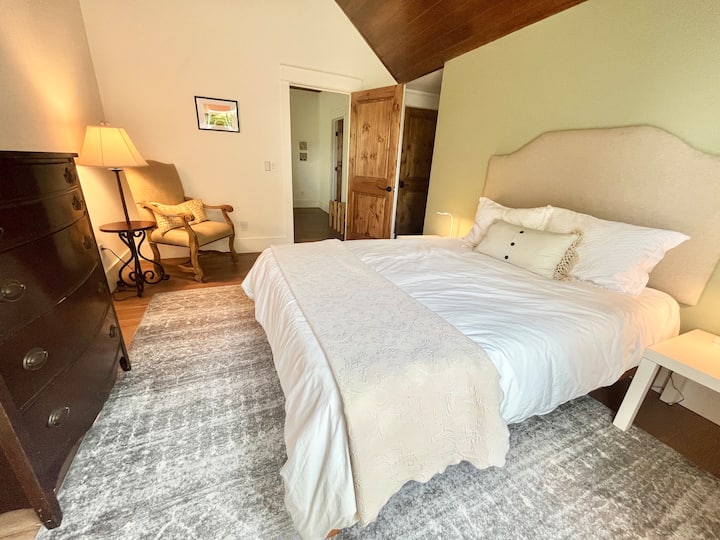 Спалня 3 (кралица), също на горния етаж, с друг „килер за спане“ с 3 матрака с размер на малко дете. 