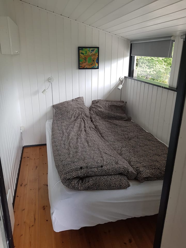 Გამოქვაბული…
Საწოლი არის 140x200 სმ