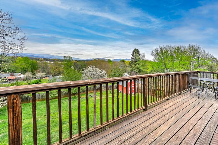 Spectacular Views! Convenient-Fenced Yard-Hot Tub gallery image 5