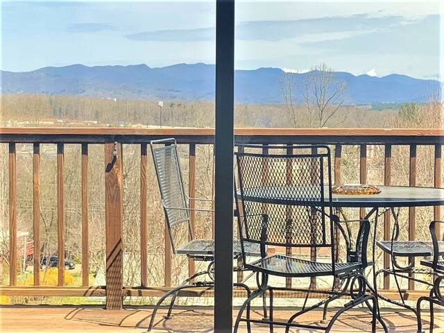 Spectacular Views! Convenient-Fenced Yard-Hot Tub gallery image 4