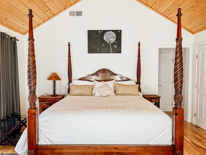 Luxury One Bedroom Garden and Poolside Suite Guest suites for Rent in