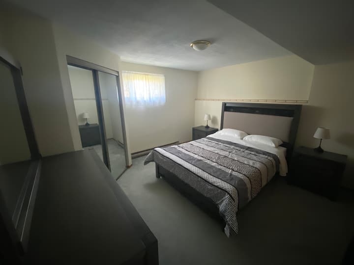 Chambre spacieuse au niveau inférieur avec lit Queen