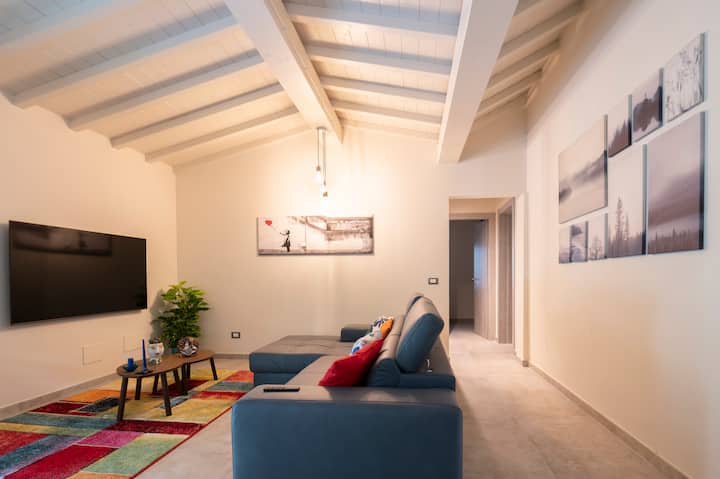 בסלון, מסך טלוויזיה 65 אינץ' גדול.
Netflix, Disney channel, Discovery channel e Prime video.