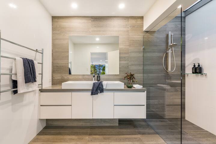 Number Five gallery image 2