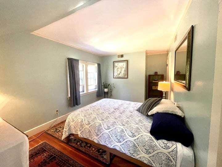 Страхотна спалня с рога с удобна, двойно легло с мемори пяна. 