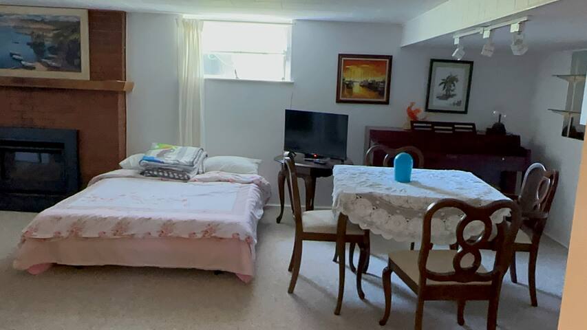 Waterfront Living 1380sf house near DT Victoria gallery image 5