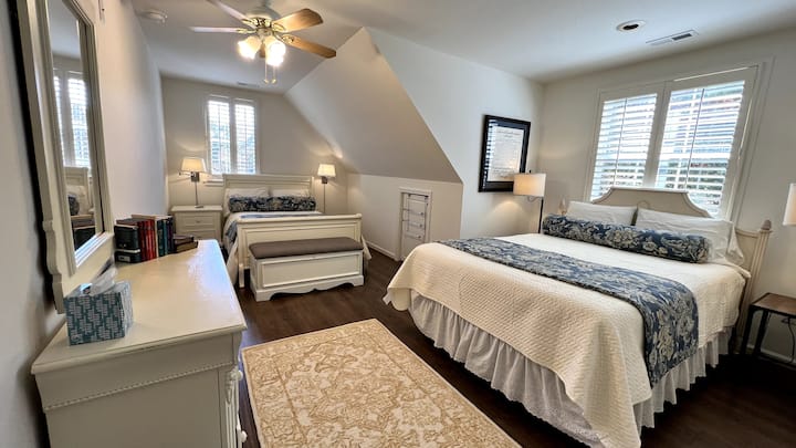 تتوهج غرفة روبي بألوان ناعمة منتشرة. 

سرير بحجم كوين وسرير بحجم كبير ، وكلاهما بمراتب مريحة جديدة لتشجيع نوم مريح.