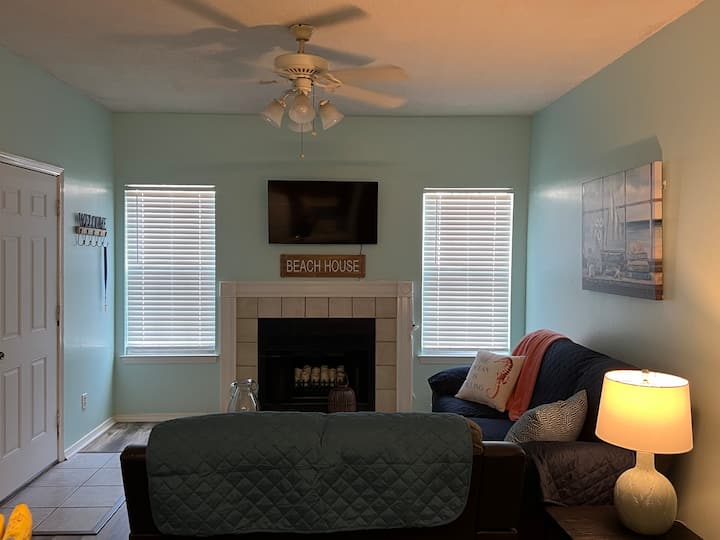 Beautiful 1 Bedroom 1 Bath Condo With A Pool - Brent, FL