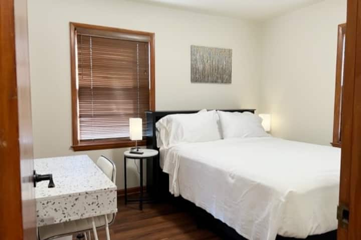 חדר שינה שני עם מיטת קווין סייז נחמדה. יש שידות לילה עם מנורות מגע ושולחן כתיבה. 