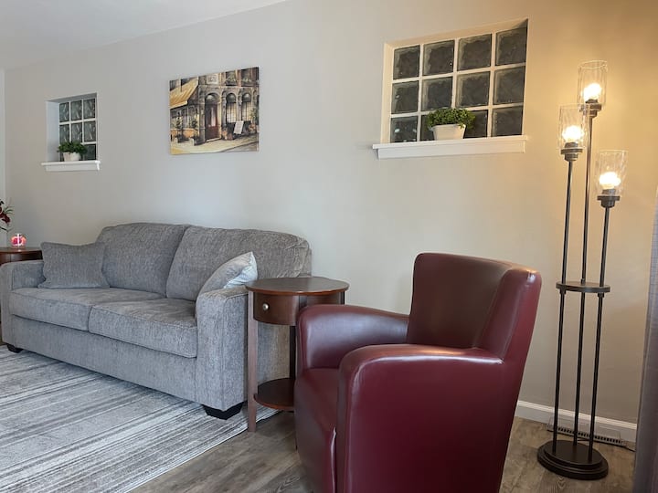 Remote Work Near Shopping, Attractions, W/d & Desk - Kirkwood, MO