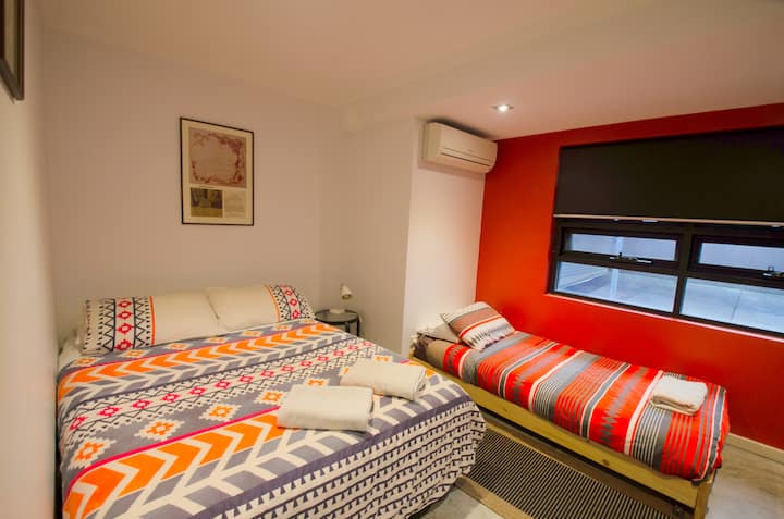 Спалня с двойно легло и единично легло. Собствена система за разделяне на климатика. Северно изложение към зоната на навеса.