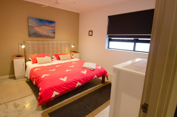 Основна спалня с гардероб вдясно. Инвалидна количка може да се използва за достъп до леглото от двете страни, ако е необходимо. 
Климатикът с реверсивен цикъл включва спалня и вентилатор над леглото, което помага за циркулацията на въздуха.
Двойни щори - полу или пълен блок.