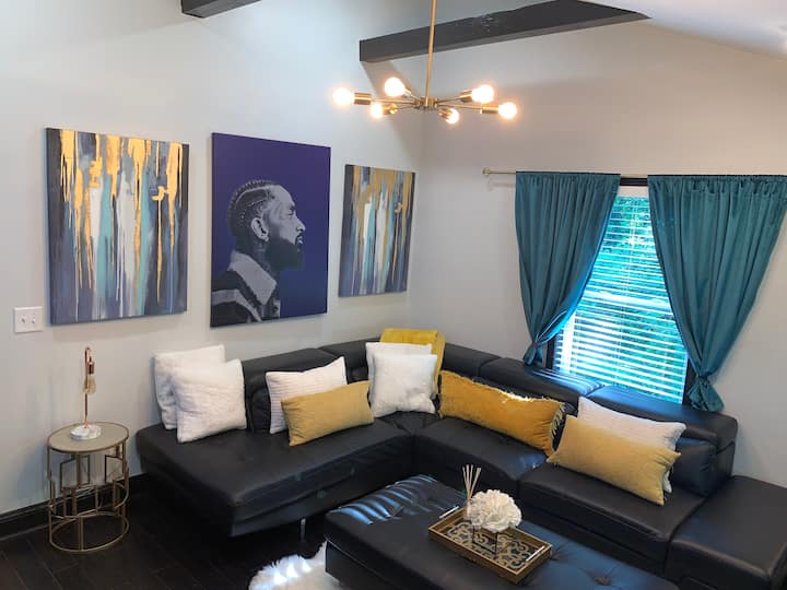 Charming, Cozy 2 Bedroom Bungalow Living - Atlanta, GA