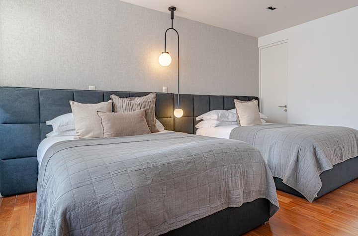 Dormitorio "A": gran amplitud, luz, 2 dormitorios tamaño queen, vestidor,baño.

Recámara "A": La gran amplitud del espacio, nos permitió diseñar este espacio con camas Queen, con un gran vestidor y baño completo, y un pequeño closet para maletas.