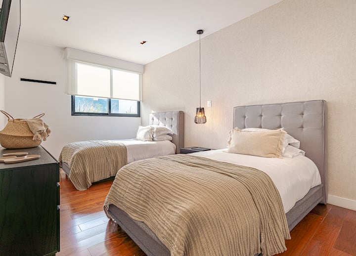 Vista previa DEL DORMITORIO "K"

Imagen de Primera RECÁMARA "K"
 
Dormitorio "K: Tiene una cama individual de 2 camas individuales, con un baño completo con ducha.

Recámara "I": Cuenta con una Cama Queen, y baño completo incluído.