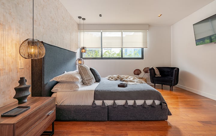 Vista previa de la foto Dormitorio "I": tiene una cama tamaño queen, diseñada con una paleta de colores que busca proporcionar paz y calma.

Recámara "I": Cuenta con una Cama Queen, todos los espacios han sido diseñados con una paleta de colores que busca brindar paz y calma.