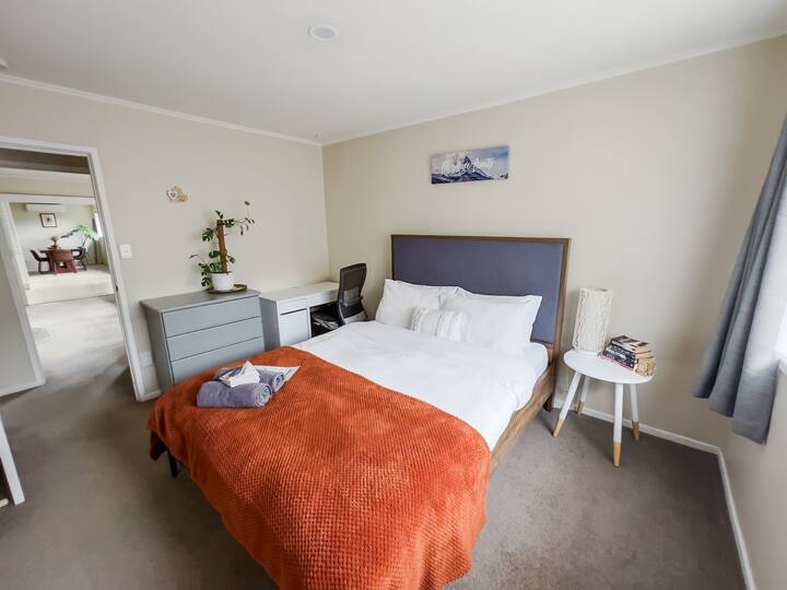 Საძინებელი სამუშაო მაგიდითა და ნახატებით