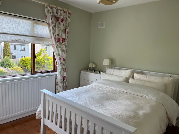 Bright room with bathroom quiet residential area Houses for Rent in Drogheda, County Louth