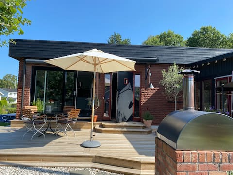 Villa with outdoor room, nice garden, proximity to the sea.