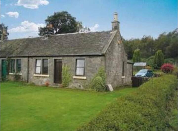Peaceful country cottage in central Scotland - Cottages for Rent in  Stirling, Scotland, United Kingdom - Airbnb