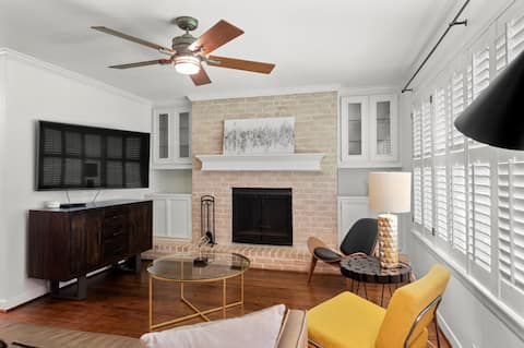 Top performing Airbnb: Pool, Hot Tub & Game Room Near Med Center in Braeswood