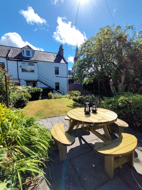 Innerleithen: 3 beds. Garden. Parking. Bike store