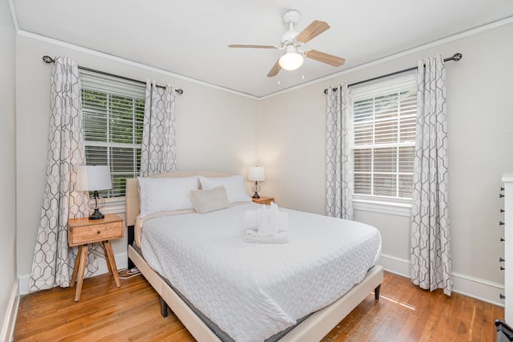 Chumba cha kulala cha wageni kilicho na godoro kali, kipya kabisa!.  Mablanketi na taulo zenye starehe.  Feni za mnara katika makabati.  Kifua cha droo 5 cha ukubwa kamili (hakipo kwenye picha) na rafu za mizigo.