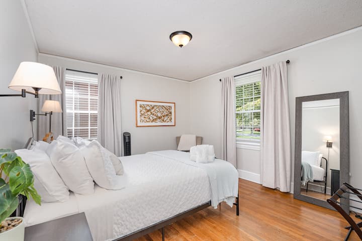 Chumba kikuu cha kulala kilicho na godoro jipya la Sealy Ridge Premium Plush; rafu za mizigo, taa za kutosha, matandiko mapya na mito ya kupendeza!  Mwisho wa benchi la kitanda, kiti cha pembeni, feni ya mnara, kioo cha urefu kamili