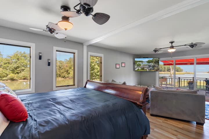 Lazarus' Point. Master Bedroom. Sleeps two. En-suite spa bathroom and comfortable sitting area with private entrance onto the covered deck.