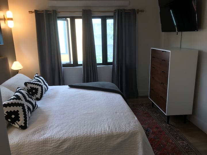 Dormitorio principal (cama tamaño king), junto a la sala de estar del nivel principal.