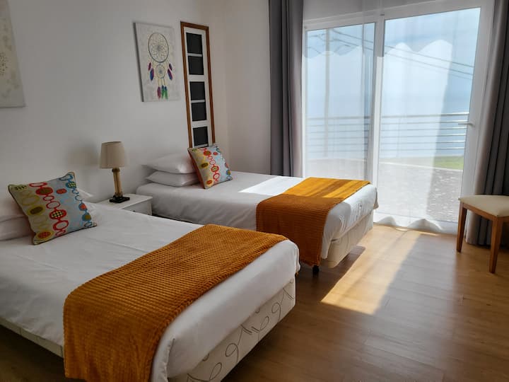 Útulná dvojlôžková izba s nádherným výhľadom do záhrady poskytuje pokojnú a relaxačnú atmosféru pre dobrý spánok.