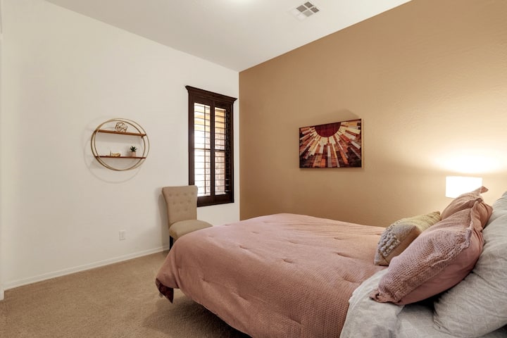 El dormitorio número cuatro cuenta con una cama tamaño queen.