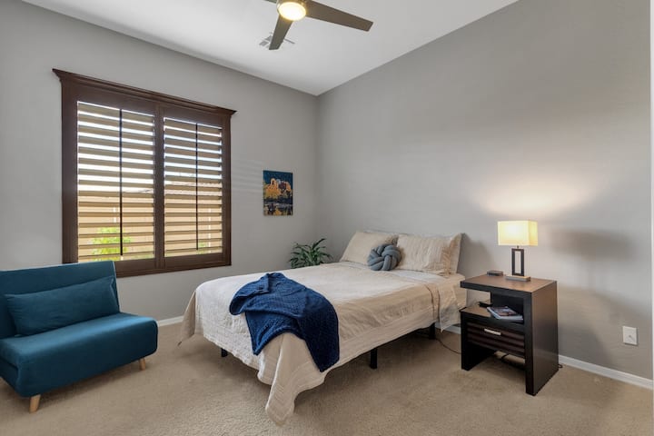 El dormitorio número tres cuenta con una cama tamaño queen totalmente ajustable con una cama plegable adicional (silla).