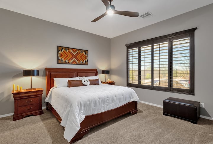 El dormitorio principal cuenta con una cama tamaño king y TV de pantalla grande.