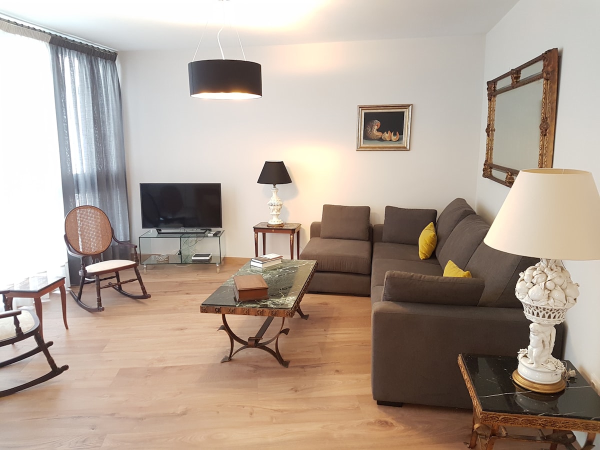 Popular Airbnb listing: Nice apartment old quarter/In the beach in 15min in Soho
