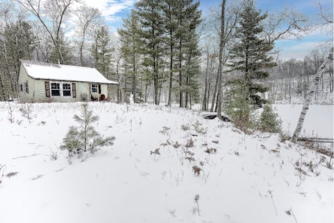 Lakeside Cabin Retreat on Quiet Peninsula
