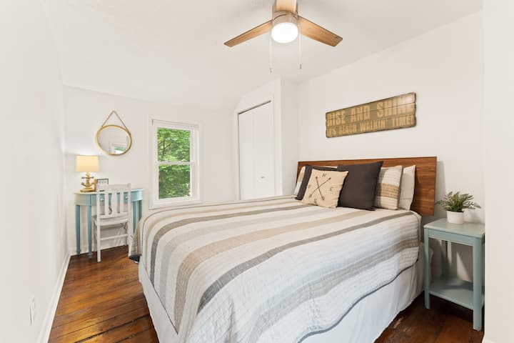 Upstairs guest bedroom