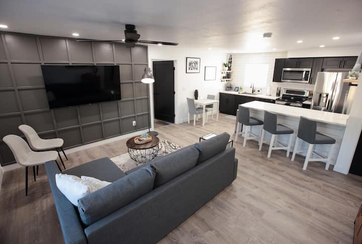 Modern Down 3br/2ba | Near Downtown | Free Parking - フラッグスタッフ, AZ