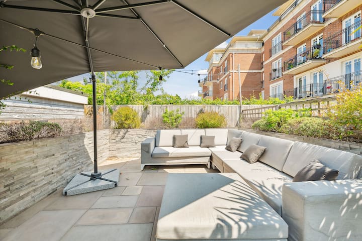 Exceptional Family Villa in Richmond with Garden gallery image 4