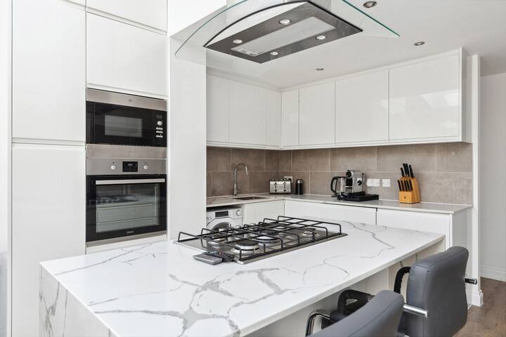 Exceptional Family Villa in Richmond with Garden gallery image 5