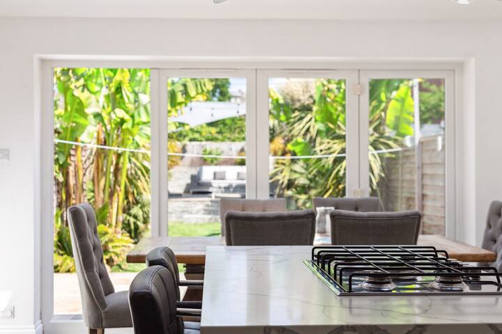 Exceptional Family Villa in Richmond with Garden gallery image 3