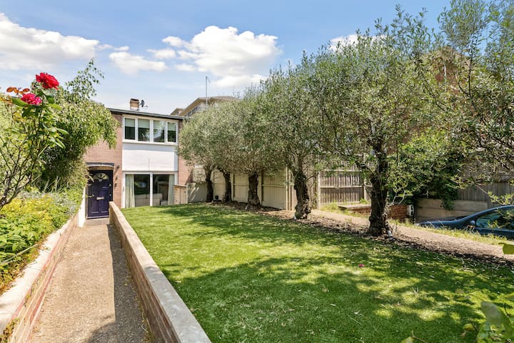 Exceptional Family Villa in Richmond with Garden