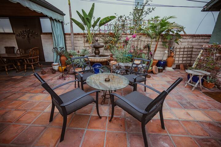 Venice Beach House walk to Abbott Kinney & Beach gallery image 4