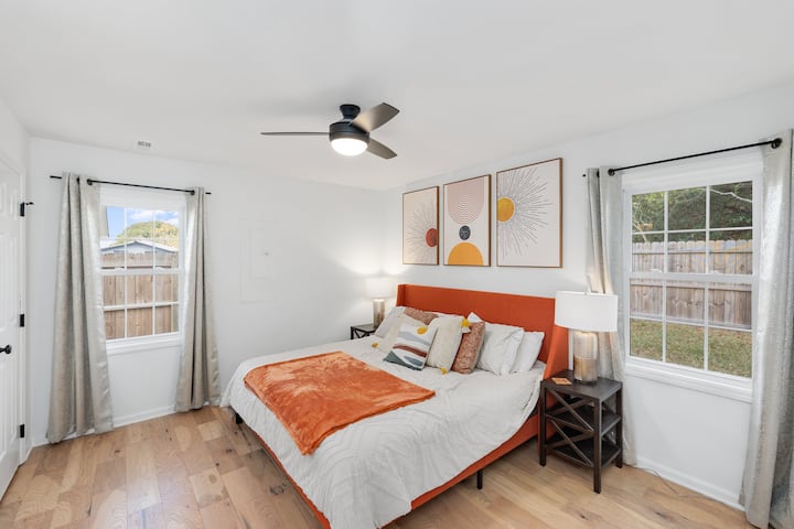 Cama tamaño king con colchón y ropa de cama nuevos