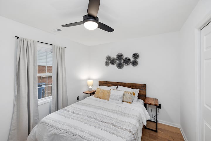 Cama tamaño queen con colchón y ropa de cama nuevos