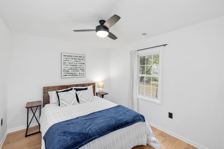 Cama tamaño queen con colchón y ropa de cama nuevos