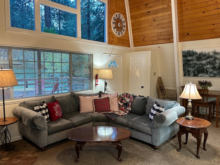 Entourez le canapé dans la chambre familiale à côté du poêle à granulés, soyez prêt à vous détendre, à partager des histoires ou à regarder la télévision.